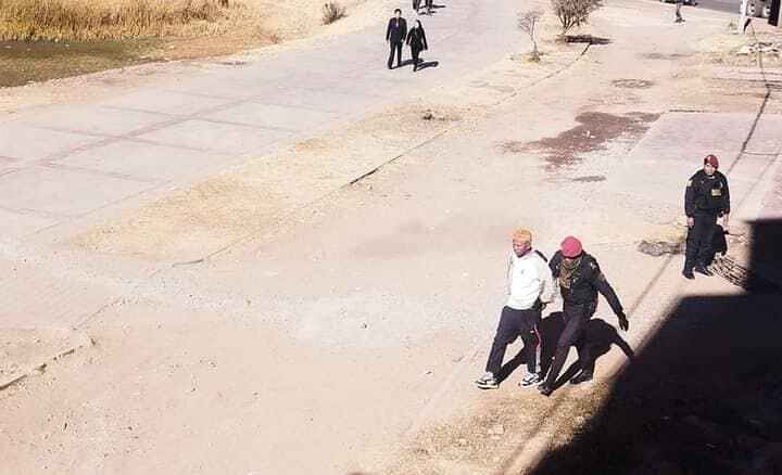 Dos valientes policías le persiguieron y lo redujeron. Foto/Difusión.