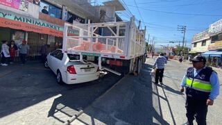 Arequipa: Camión de carga pesada choca a seis vehículos en Socabaya (VIDEO)