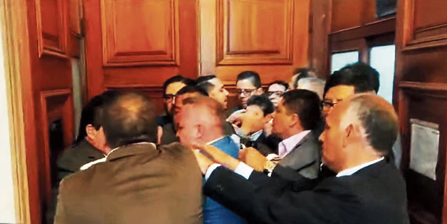 Querían participar de una reunión en donde estaban los legisladores, pero fueron retirados de manera abrupta por el personal de seguridad. (FOTO: Difusión)