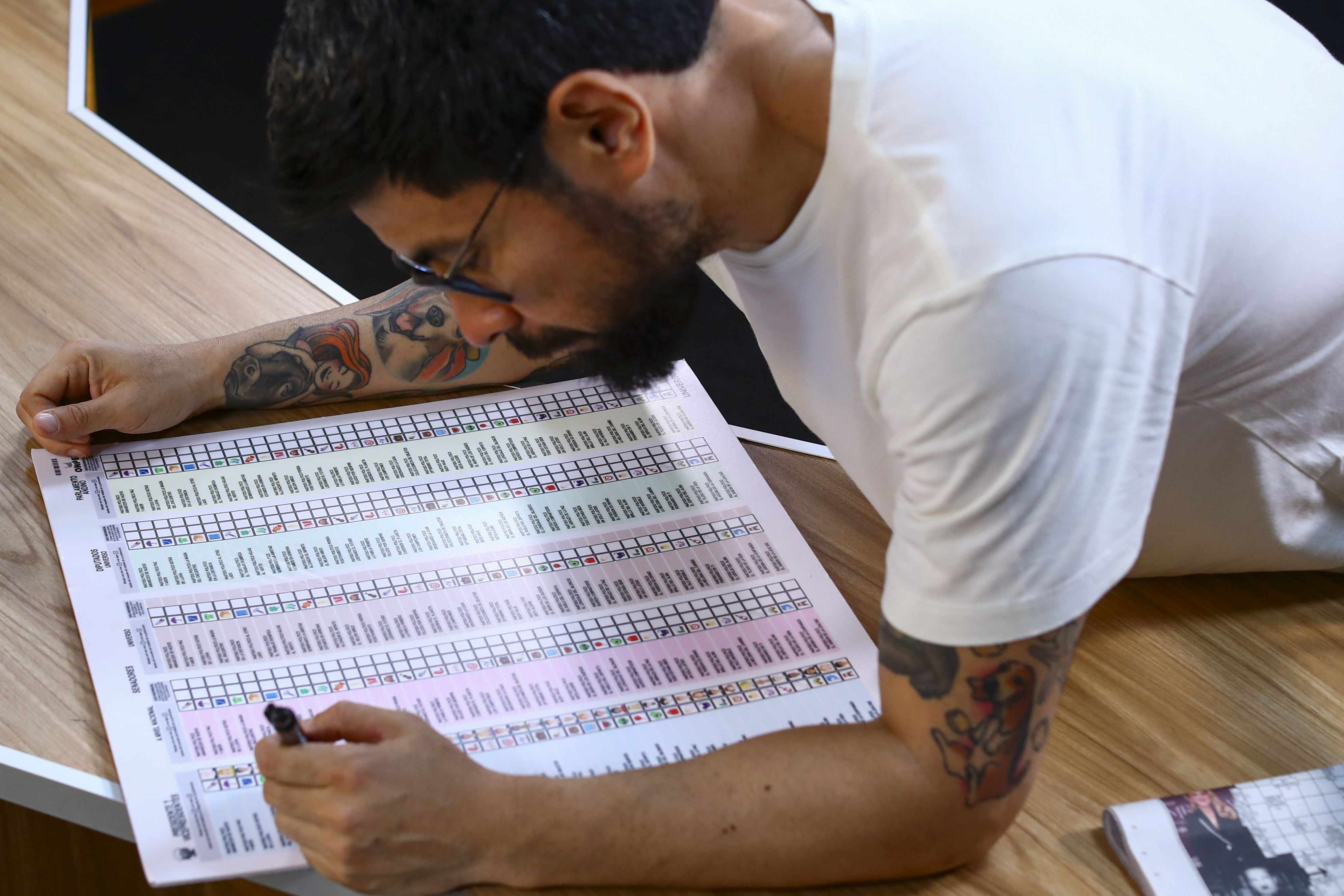 La cédula electoral más grande y más costosa de la historia del Perú