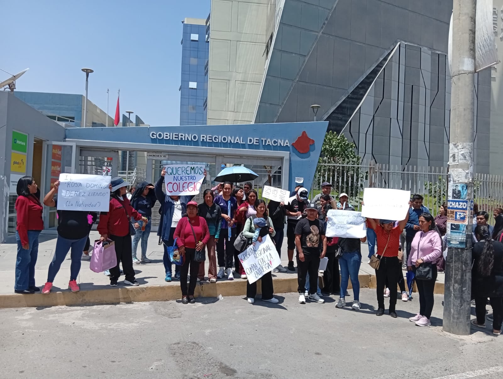 Progenitores efectuaron "plantón" en la sede del Gobierno Regional. (Foto: Correo)