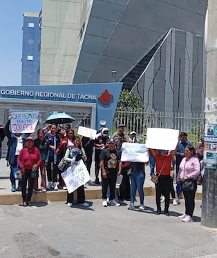 Progenitores efectuaron "plantón" en la sede del Gobierno Regional. (Foto: Correo)