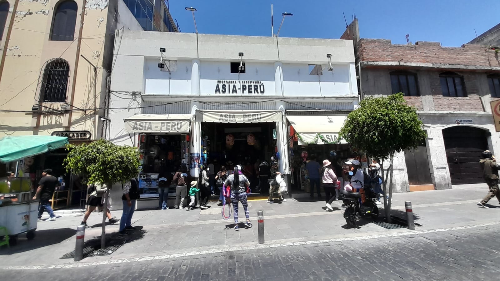 Centro comercial Asia Perú. Foto: Fanny Arotaipe.