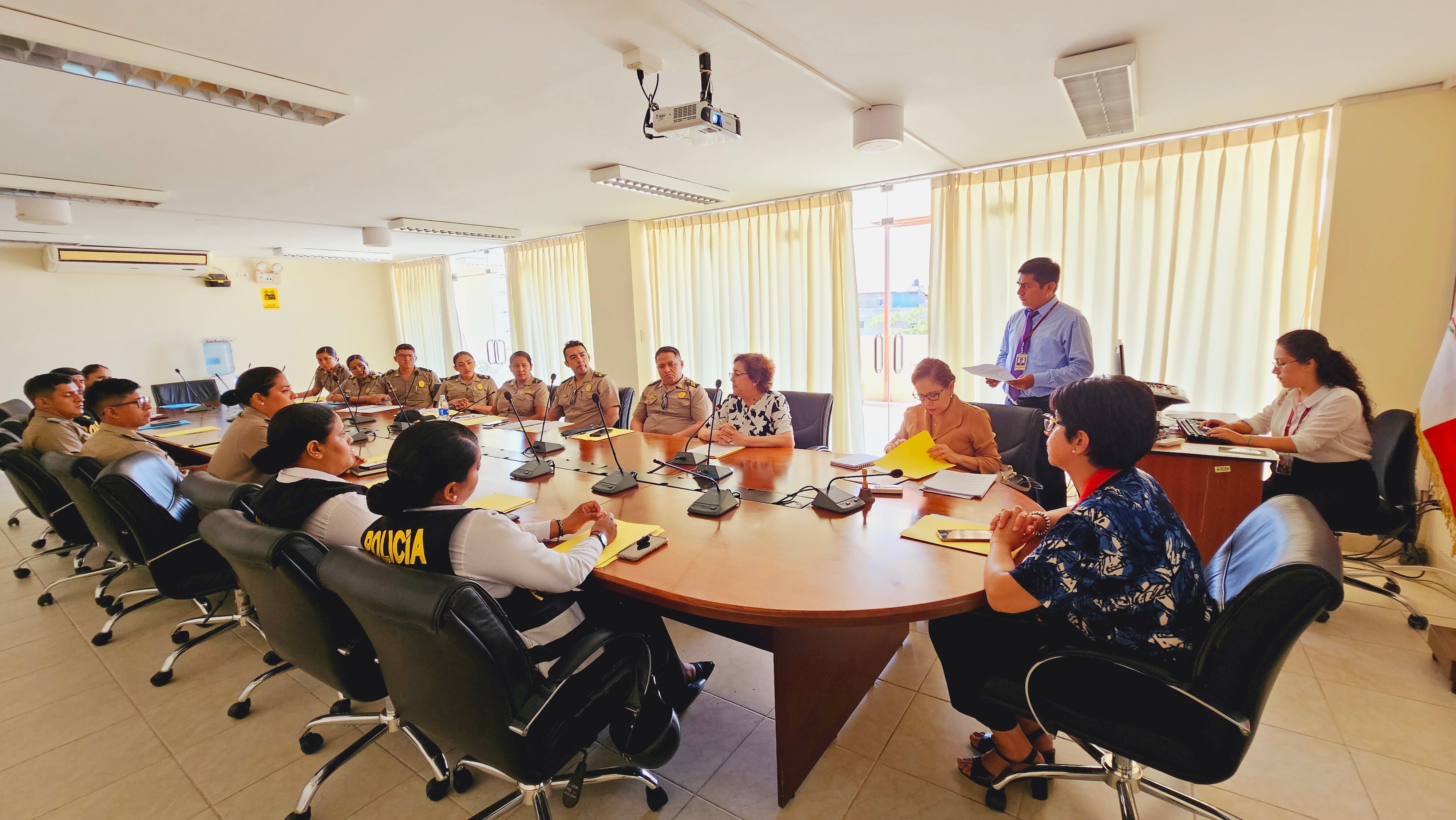Capacitan a policías en tema de violencia contra la mujer en Piura