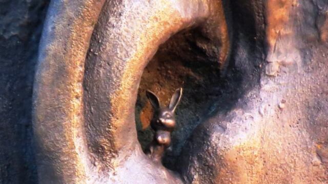 Retiran conejo de bronce en estatua de Nelson Mandela