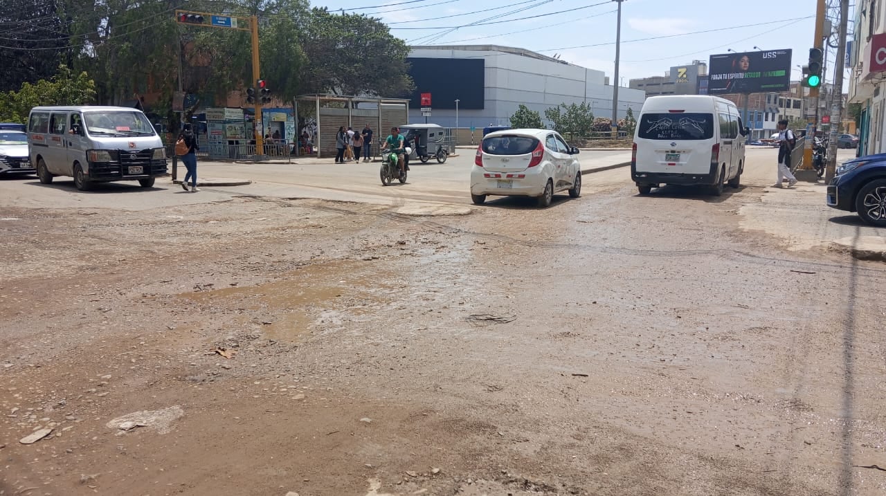 La calle Faustino Sarmiento en su intersección con Bolognesi requiere reparación.