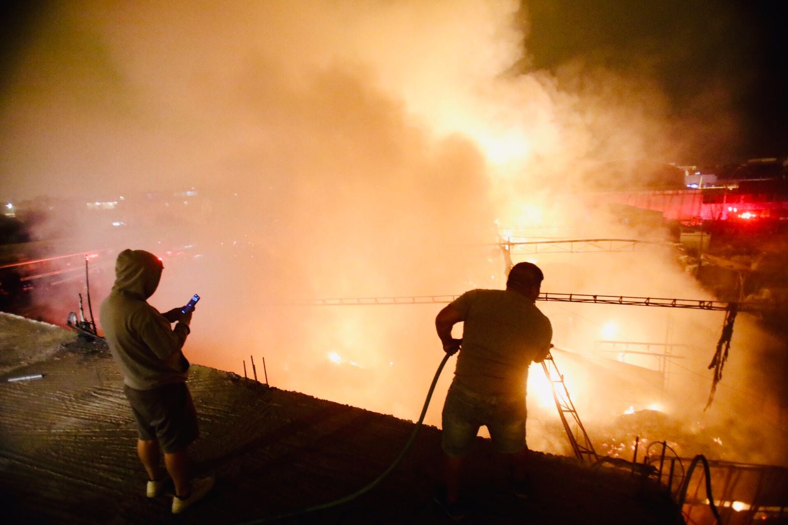 Chorrillos: gran incendio consumió chatarrería y movilizó a 20 unidades de bomberos. Fotos: @photo.gec