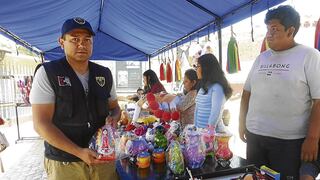 Internos del Penal de Ica exponen sus trabajos en la Feria de Artesanías