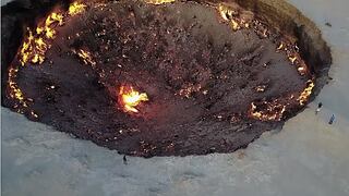 Un dron consigue extraordinarias imágenes de "la puerta del infierno" (VIDEO)