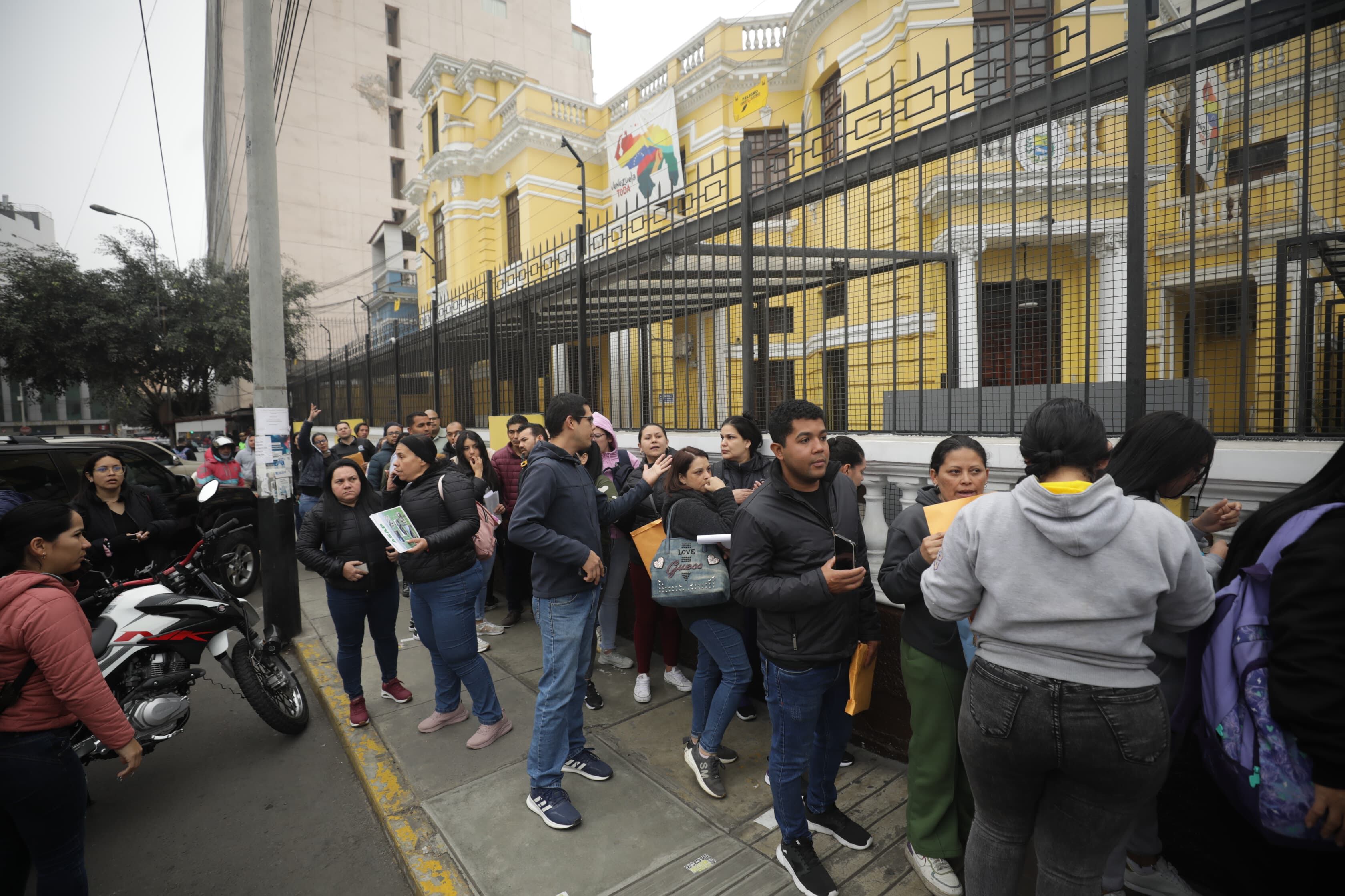 Ciudadanos venezolanos llegan a los exteriores de la embajada de su país para realizar tramites; sin embargo, solo se atenderá a las personas que tengan cita de entrega de pasaportes. (Fotos: Britanie Arroyo/GEC)