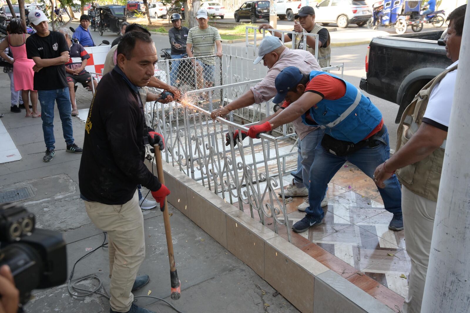 Estructuras metálicas utilizadas para uso comercial que obstaculizaban las veredas fueron retiradas por la comuna piurana