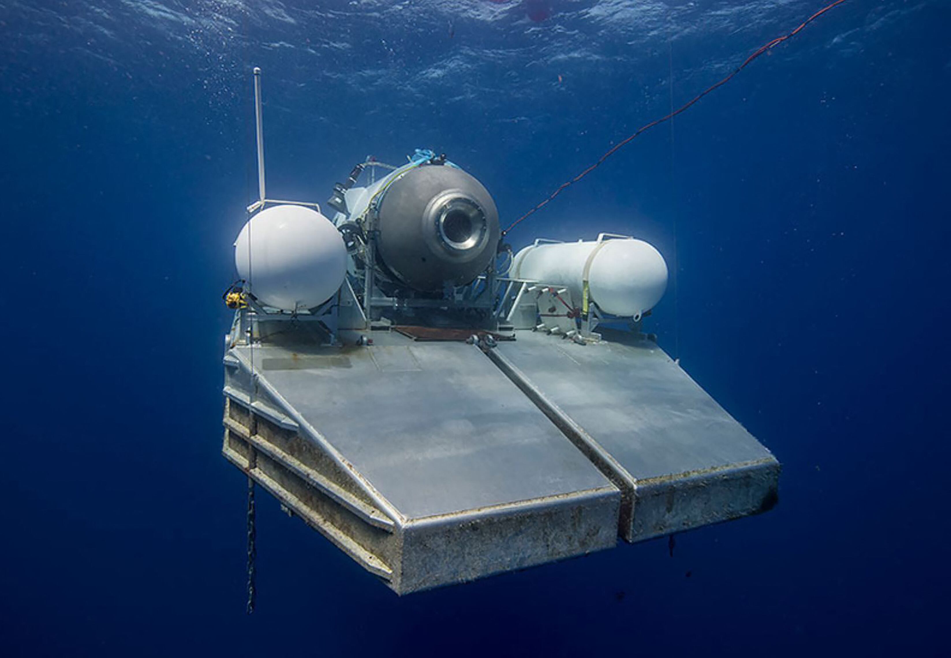 Esta imagen, cortesía de OceanGate Expeditions, muestra su sumergible Titán en una plataforma esperando la señal para sumergirse. (Photo by Handout/OceanGate Expeditions/AFP)