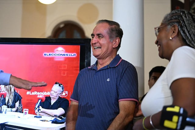 El candidato por partido "Buen Gobierno", Jorge nieto, recibió el flash electoral en su local en el centro de Lima. (Fotos: Paloma del Solar /@photo.gec)