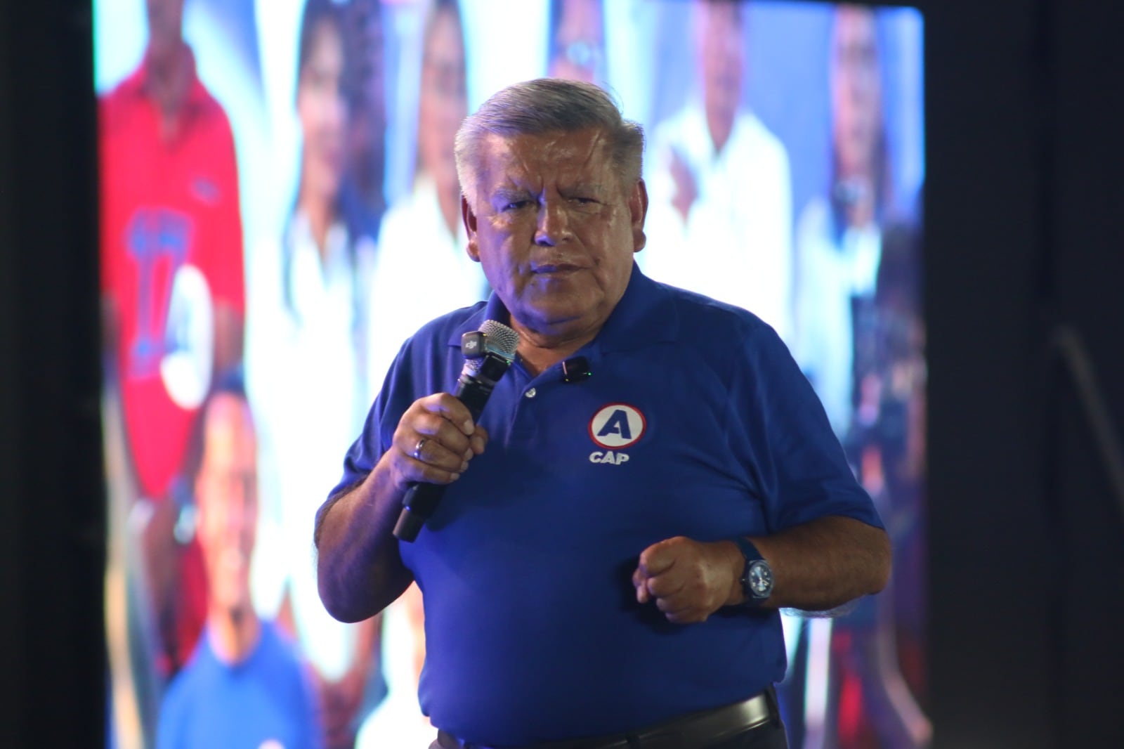 Gerente de Administración, Jobvito Flores, dice que todo se hizo conforme a ley. También asegura que hubo un “error de digitación” al consignarse que exgobernador fue quien solicitó el abono. Foto: Johnny Aurazo