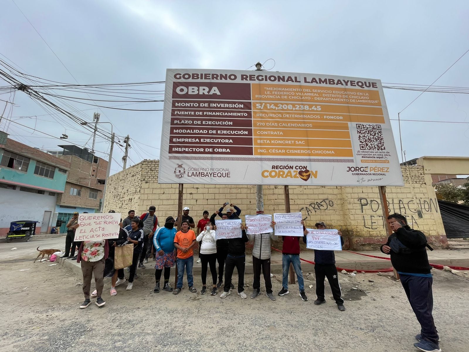 Obreros, con carteles en mano, alzaron su voz de protesta.