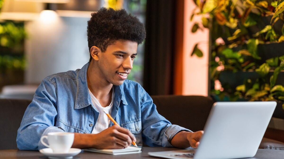 Especialista en desarrollo profesional brinda claves para mejorar la empleabilidad juvenil y adaptarse a las exigencias del mercado laboral actual.