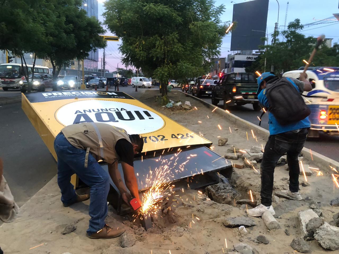 Retiran paneles publicitarios en la ciudad