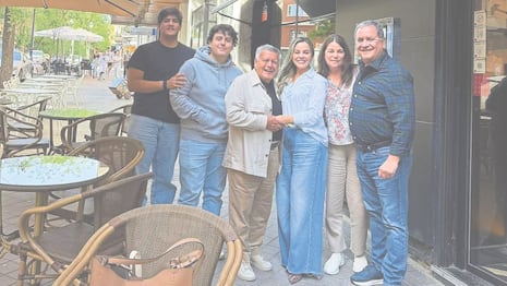 En medio de crisis en APP, César Acuña se va a España