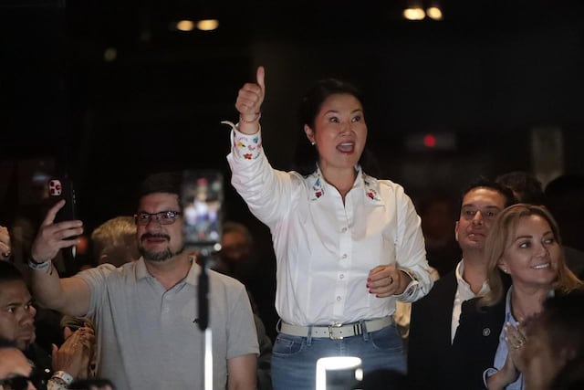 Keiko Fujimori saluda a sus simpatizantes tras pronunciarse sobre el conteo rápido (Fotos: Julio Reaño/GEC)