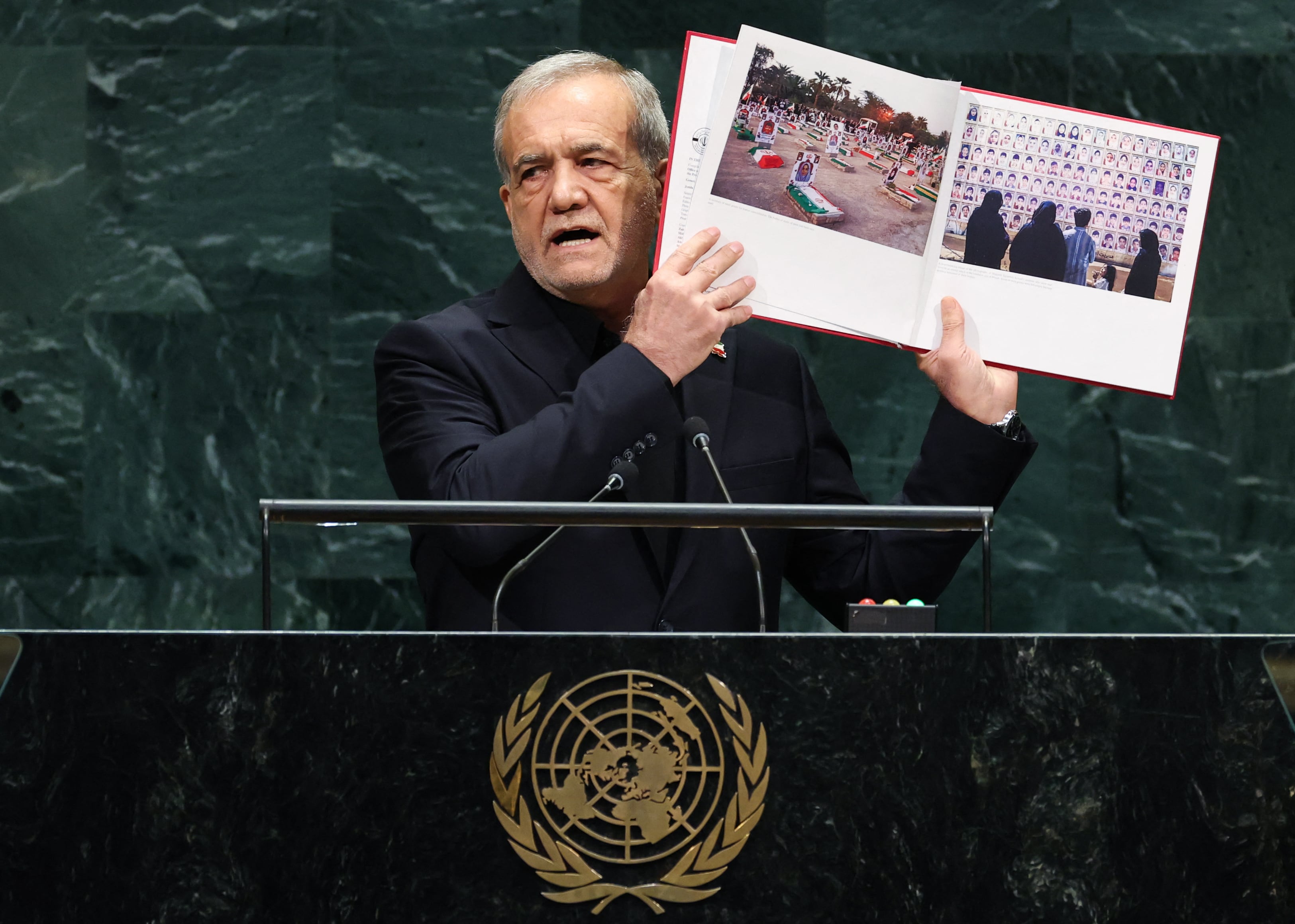 El presidente de Irán, Masoud Pezeshkian, interviene durante la 81.ª Asamblea General de las Naciones Unidas en la sede de la ONU en Nueva York, el 23 de septiembre de 2026. (Foto de TIMOTHY A. CLARY / AFP).
