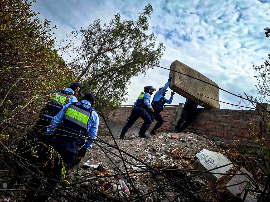 Serenos intervinieron covachas en ribera del río Chili. Foto: difusión.