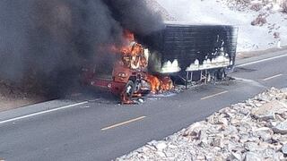 Camión con toneladas de pescado bonito se incendia en carretera Quilca-Matarani
