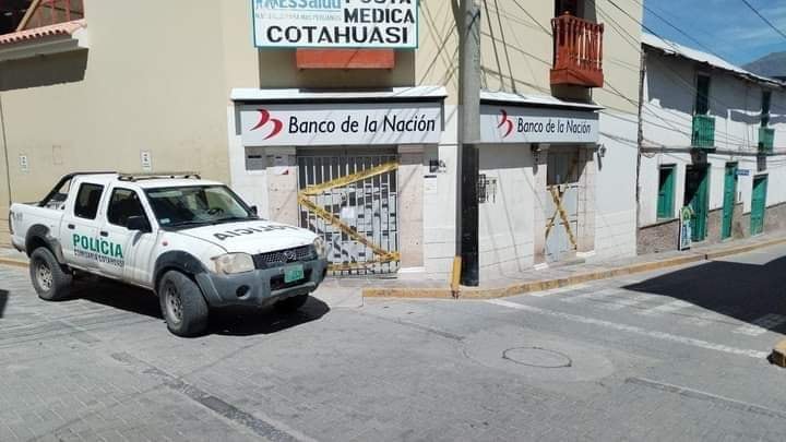 Policías de la Divincri investigan el robo en el Banco de la Nación.