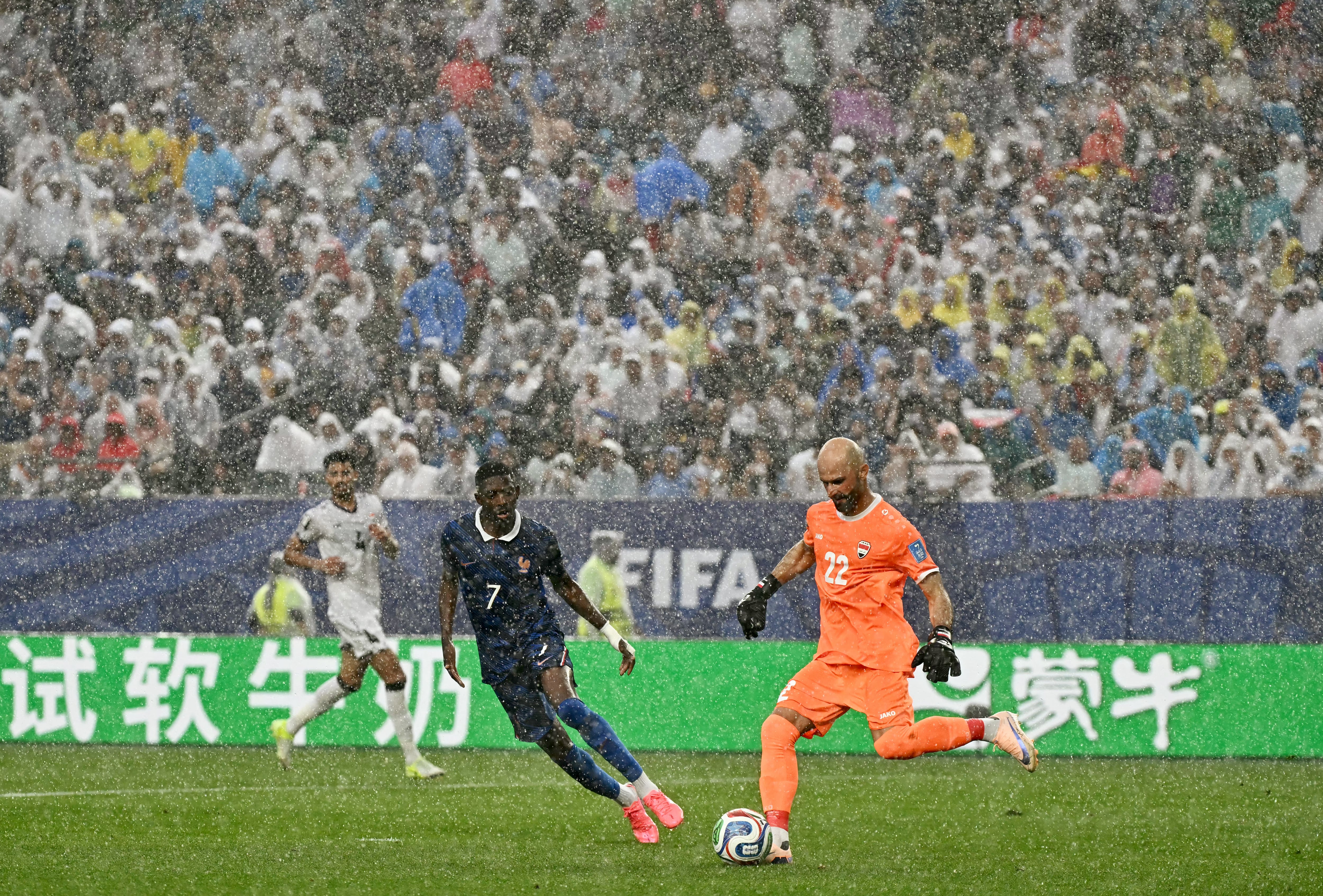 La normativa vigente en Estados Unidos establece la paralización inmediata de actividades al aire libre cuando se detectan rayos en las proximidades de un estadio. El protocolo se impone incluso a las competiciones de la FIFA. (Photo by Jewel SAMAD / AFP)