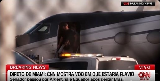 Flávio Bolsonaro baja del avión tras aterrizar en Florida, Estados Unidos. (Captura de video, CNN).