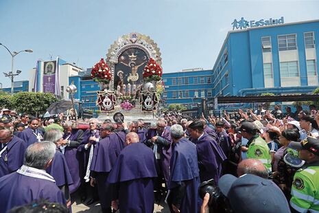 Nazareno visita a los enfermos en su tercer recorrido: Acude a hospitales Dos de Mayo y Almenara