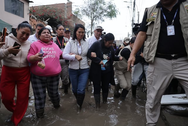 Keiko Fujimori evalúa declarar en emergencia distritos de Lima afectados por lluvias
