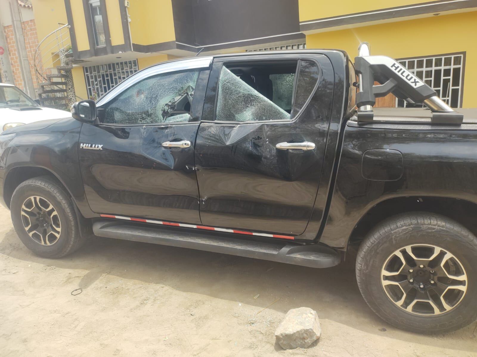 Parabrisas de camionetas fueron destrozadas. (Foto: Difusión)