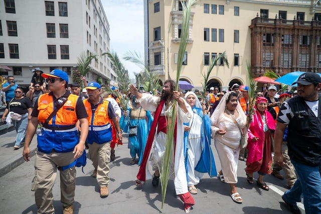 Domingo de Ramos: fieles y el Cristo Cholo recorren la Catedral y Plaza de Armas de Lima. (Fotos: Paloma del Solar/GEC)