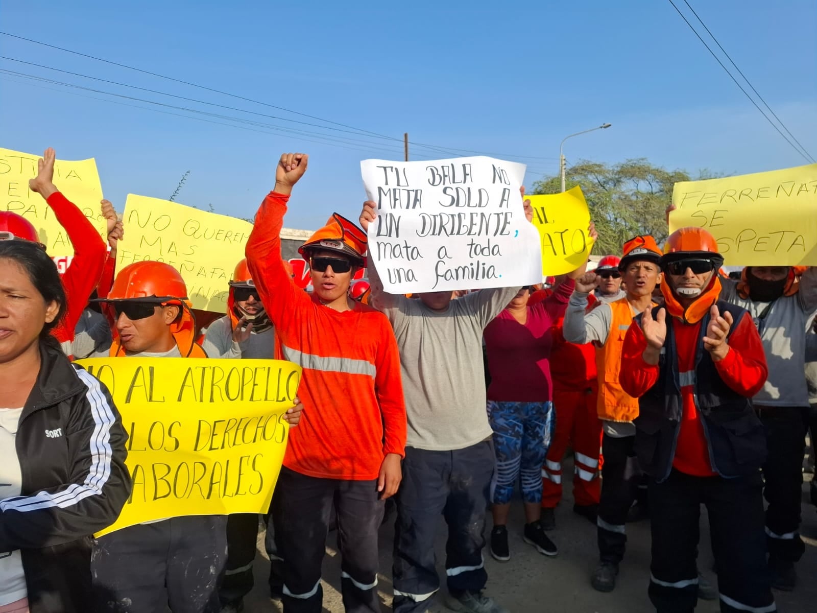 Obreros de Ferreñafe protestaron con carteles en mano frente a los trabajos.