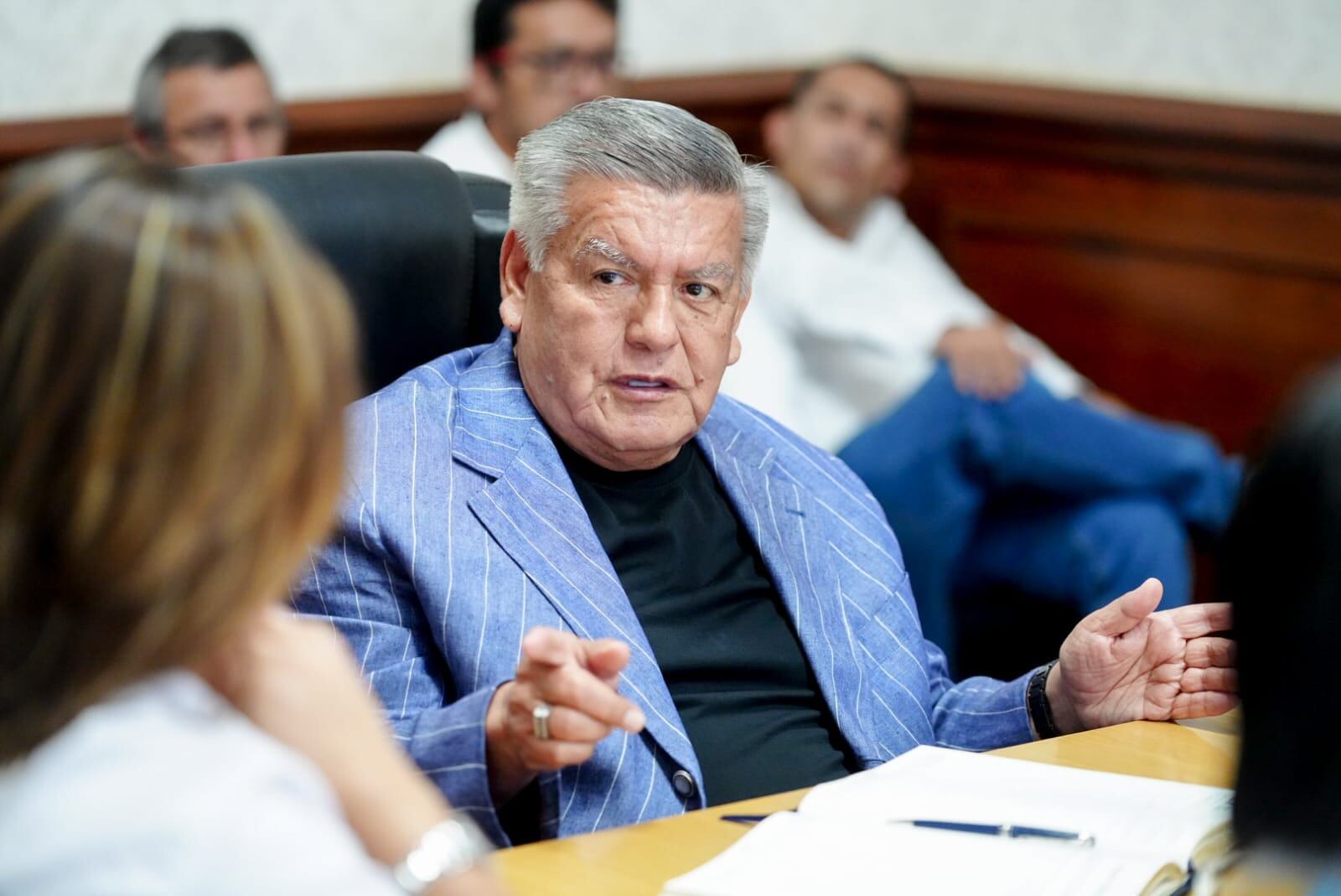 A sus 45 días de permisos legales que el Consejo le concedió, pretendió solicitar un día más para viajar a Chile, pero 24 horas antes de la sesión desistió.