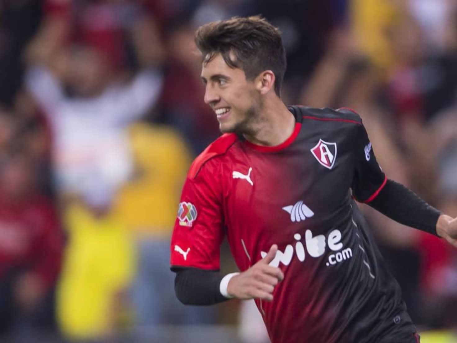 Javier Salas con la camiseta rojinegra. Foto: Atlas México.