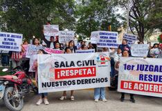 Los comerciantes de Nuevo Amanecer protestan al exterior de la Corte de Justicia de Piura