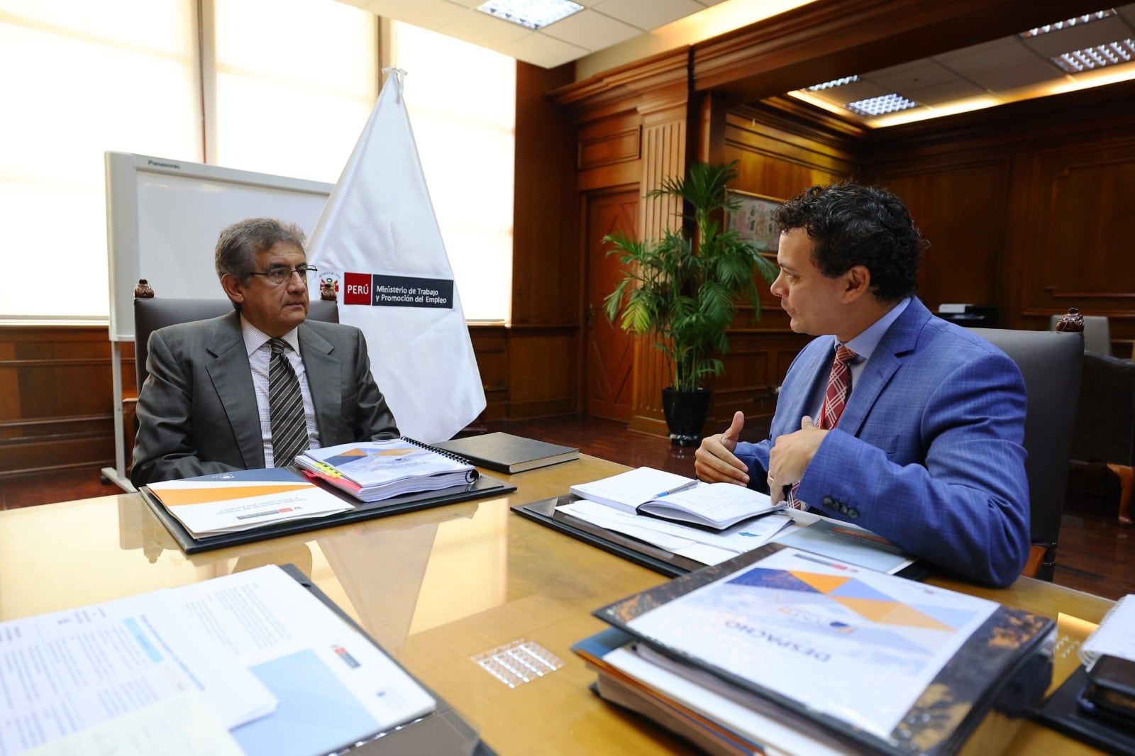 Reunión entre el ministro de Trabajo, Juan Sheput, con el secretario técnico del Consejo Nacional de Trabajo, Jorge Larrea De Rossi