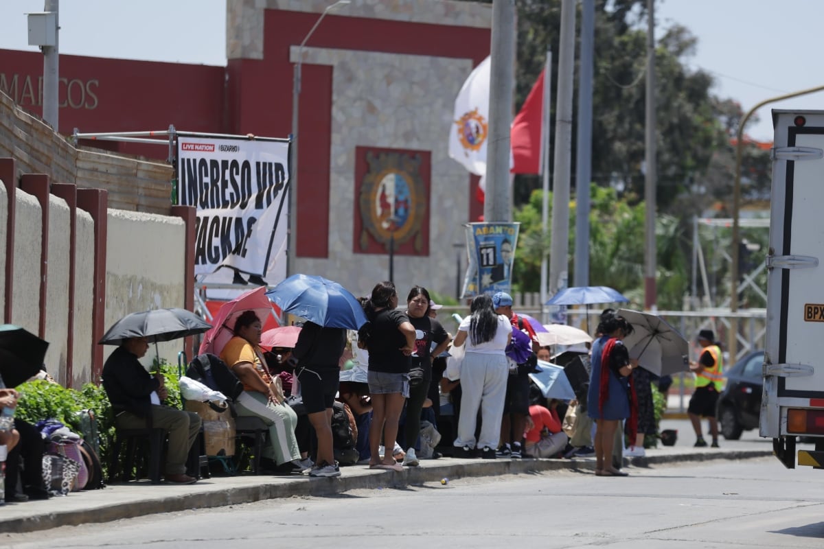 Seguidores de BTS se concentran en los alrededores del Estadio San Marcos, donde se realizarán los tres conciertos de la agrupación. (Foto: Hugo Pérez @photo.gec)
