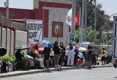 Fan de BTS vende pan con pollo en los exteriores del Estadio San Marcos para comprar su entrada al concierto