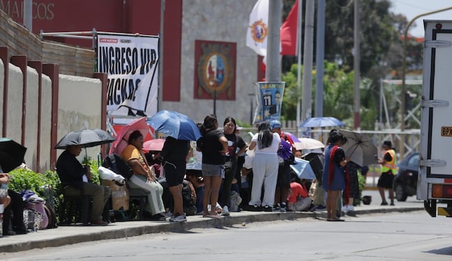 Seguidores de BTS se concentran en los alrededores del Estadio San Marcos, donde se realizarán los tres conciertos de la agrupación. (Foto: Hugo Pérez @photo.gec)