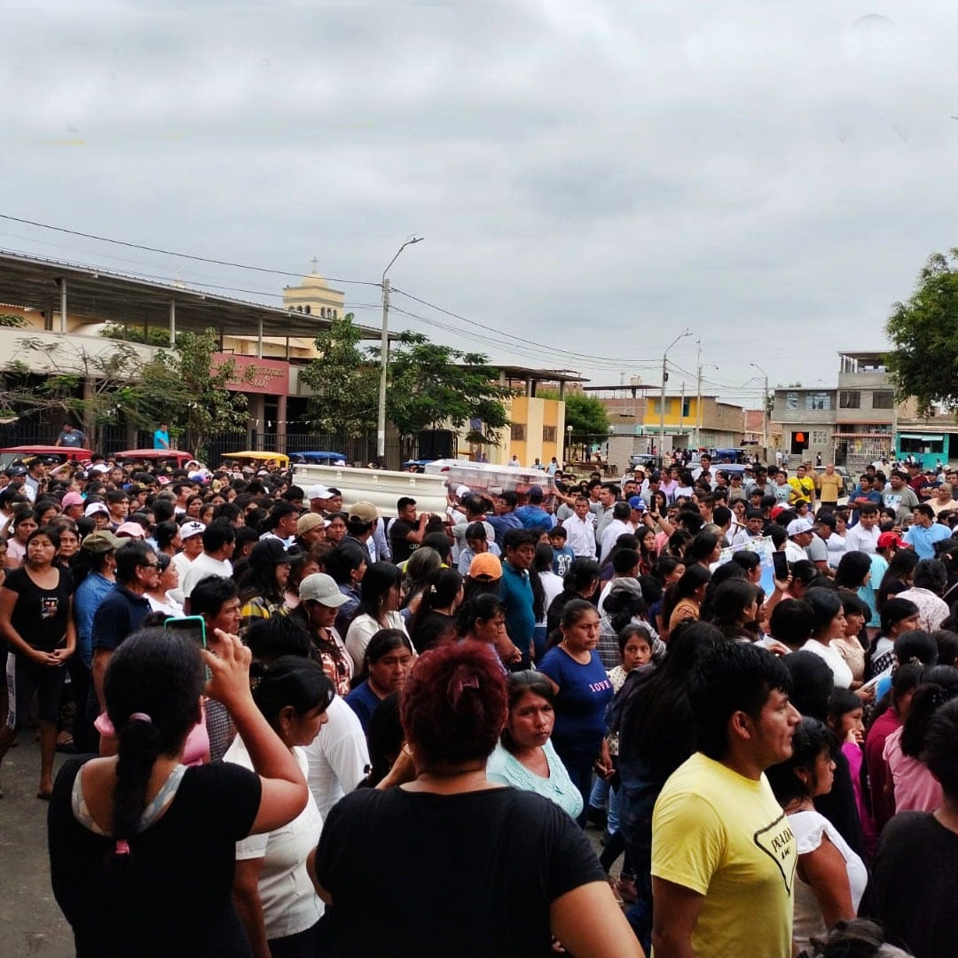 Tres niños quedan huérfanos por la repentina muerte de sus padres. La otra hermana, que también resultó herida en el accidente, necesita una operación al riñón