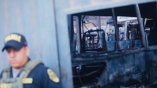 Independencia: Al menos 14 unidades de transporte quemadas tras incendio en cochera