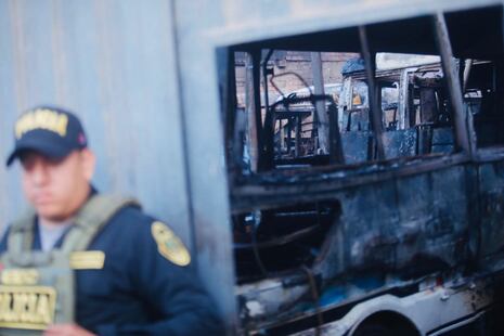 Independencia: Al menos 14 unidades de transporte quemadas tras incendio en cochera