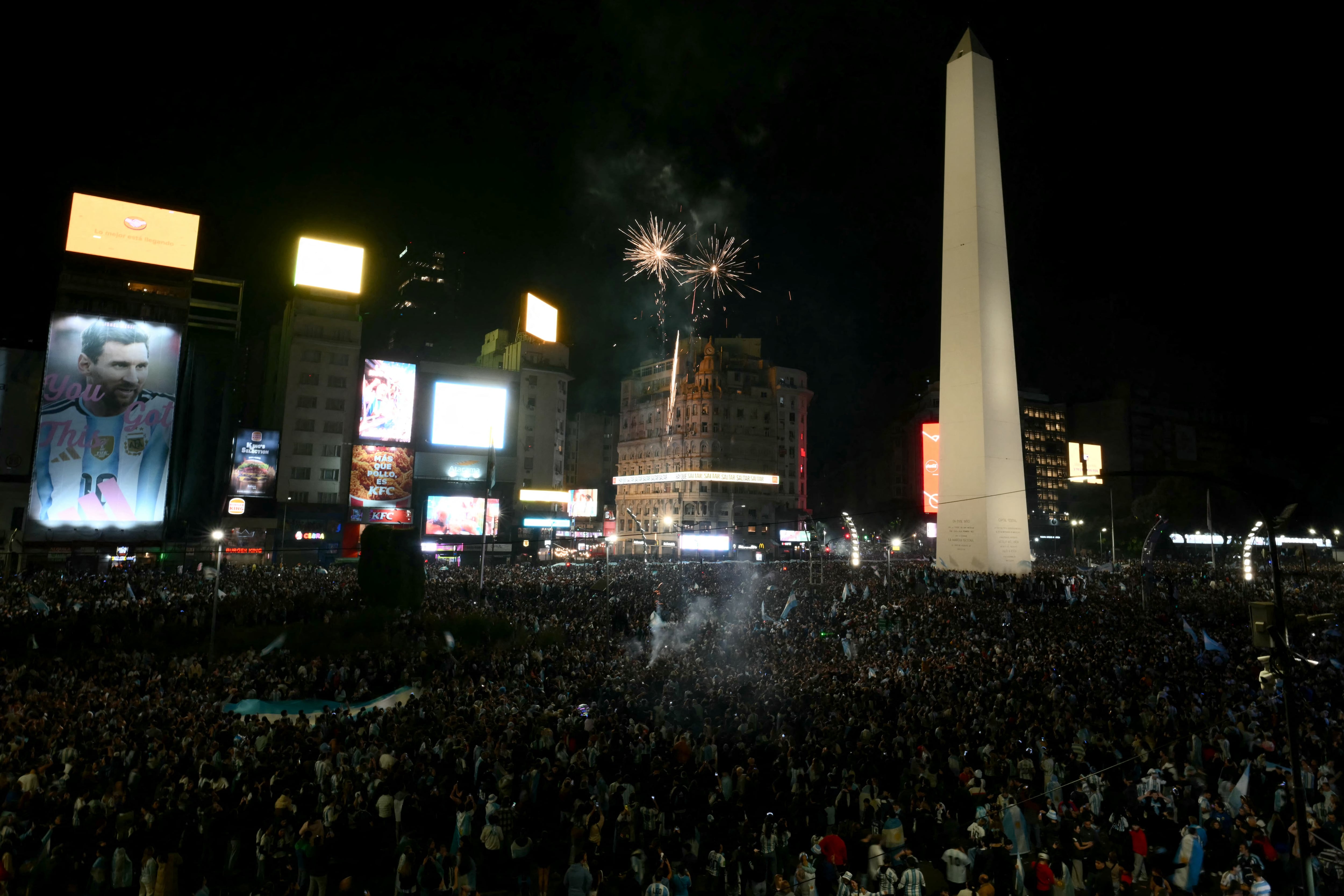 Hinchas festejan el pase de Argentina a la final del Mundial 2026. (Photo by Luis ROBAYO / AFP)