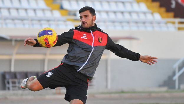 Bernardo Cuesta con la camiseta rojinegra, tiene 171 goles en 348 partidos disputados. (Foto: FBC Melgar)
