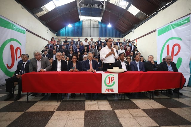 Roberto Sánchez presenta a su equipo técnico y asegura que gobernará con el nuevo plan de consenso (Fotos: Diana Marcelo/GEC)