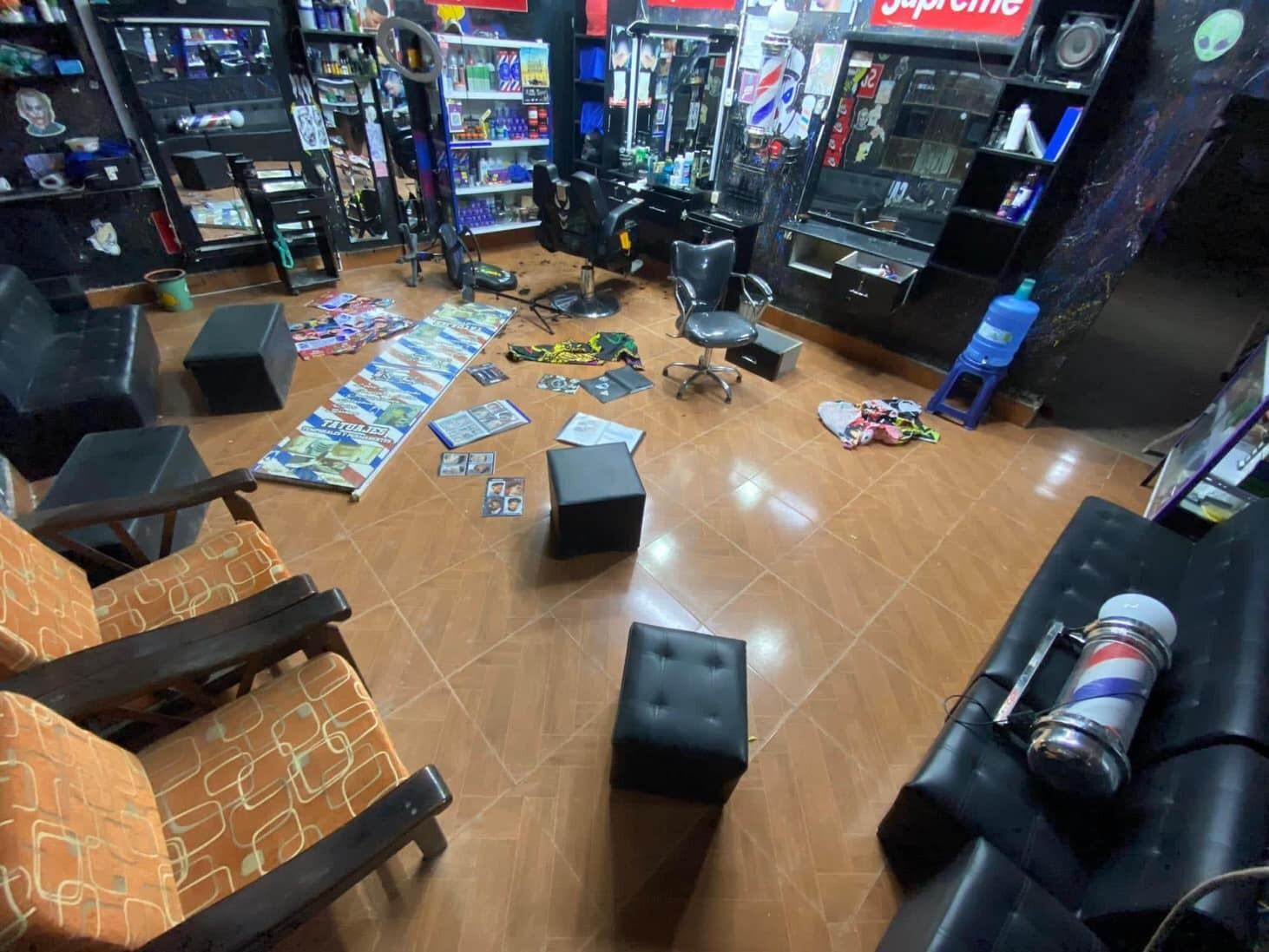 Los sujetos forcejearon todas las puertas para ingresar y hurtar los equipos