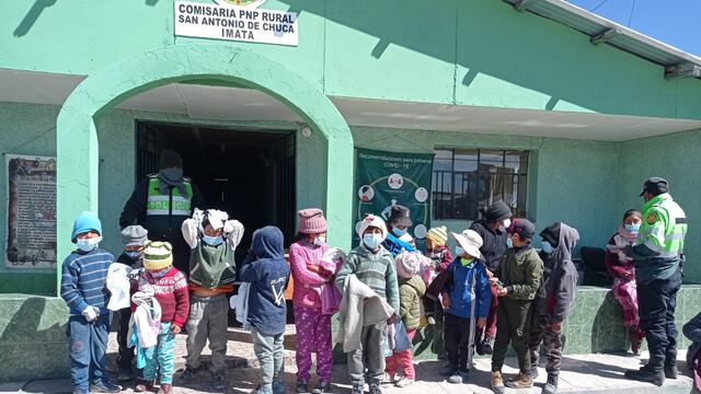 Policías de Arequipa compran abrigo con sus sueldos para niños de “Pueblo bajo cero”