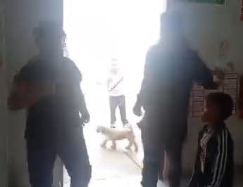 Sufrió ataque por dos papás que irrumpieron violentos en su aula